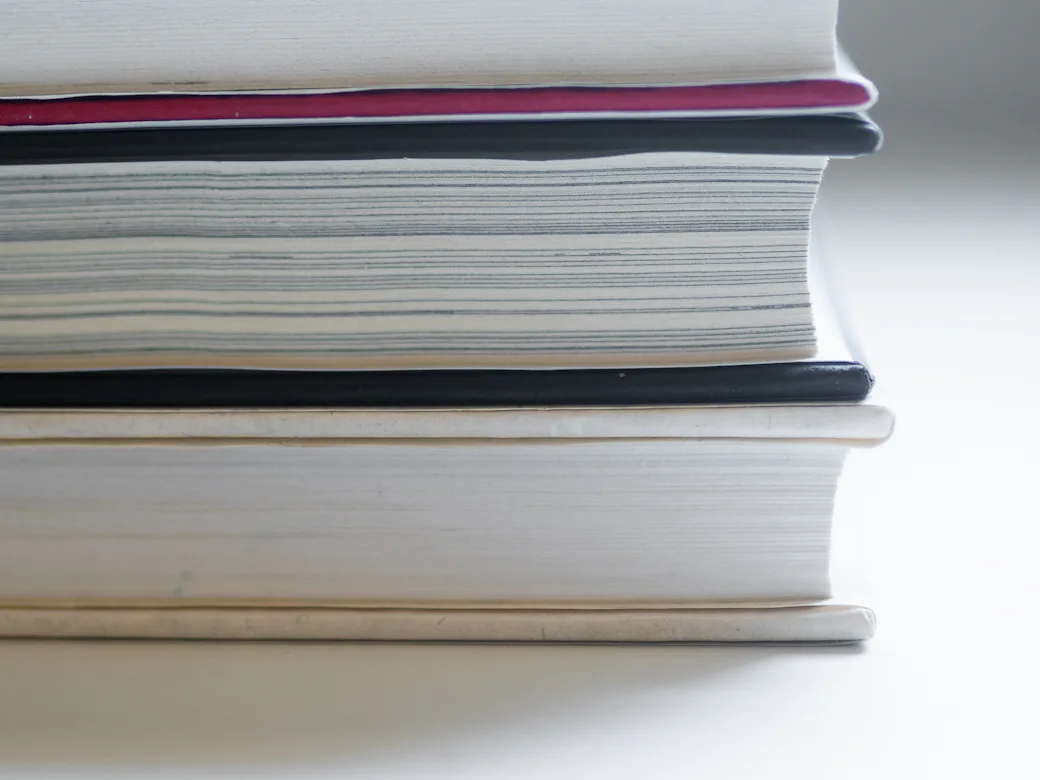 Varias agendas hechas a mano, apiladas una sobre otra